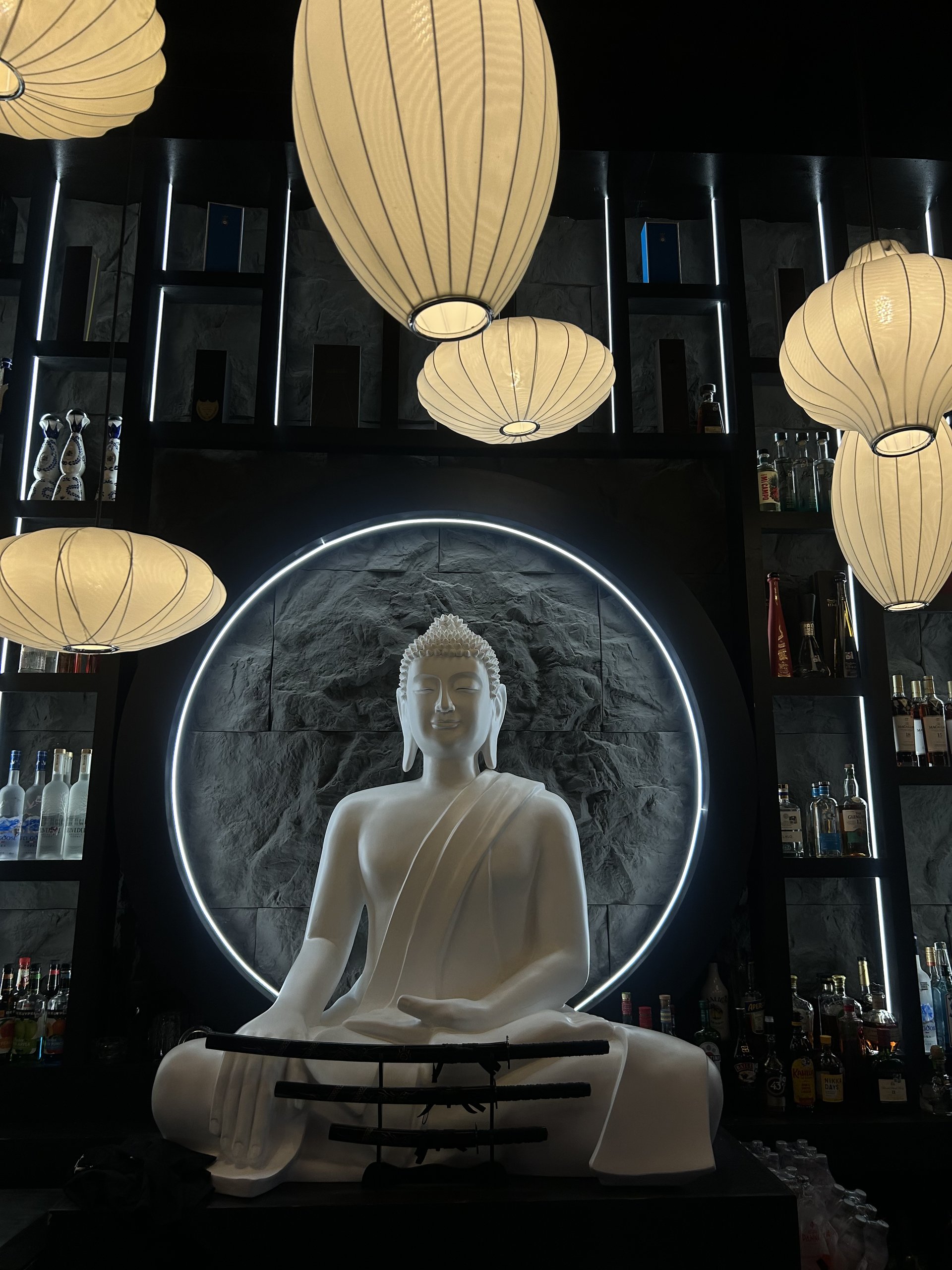 Mousai’s actual Buddha feature and hanging lanterns