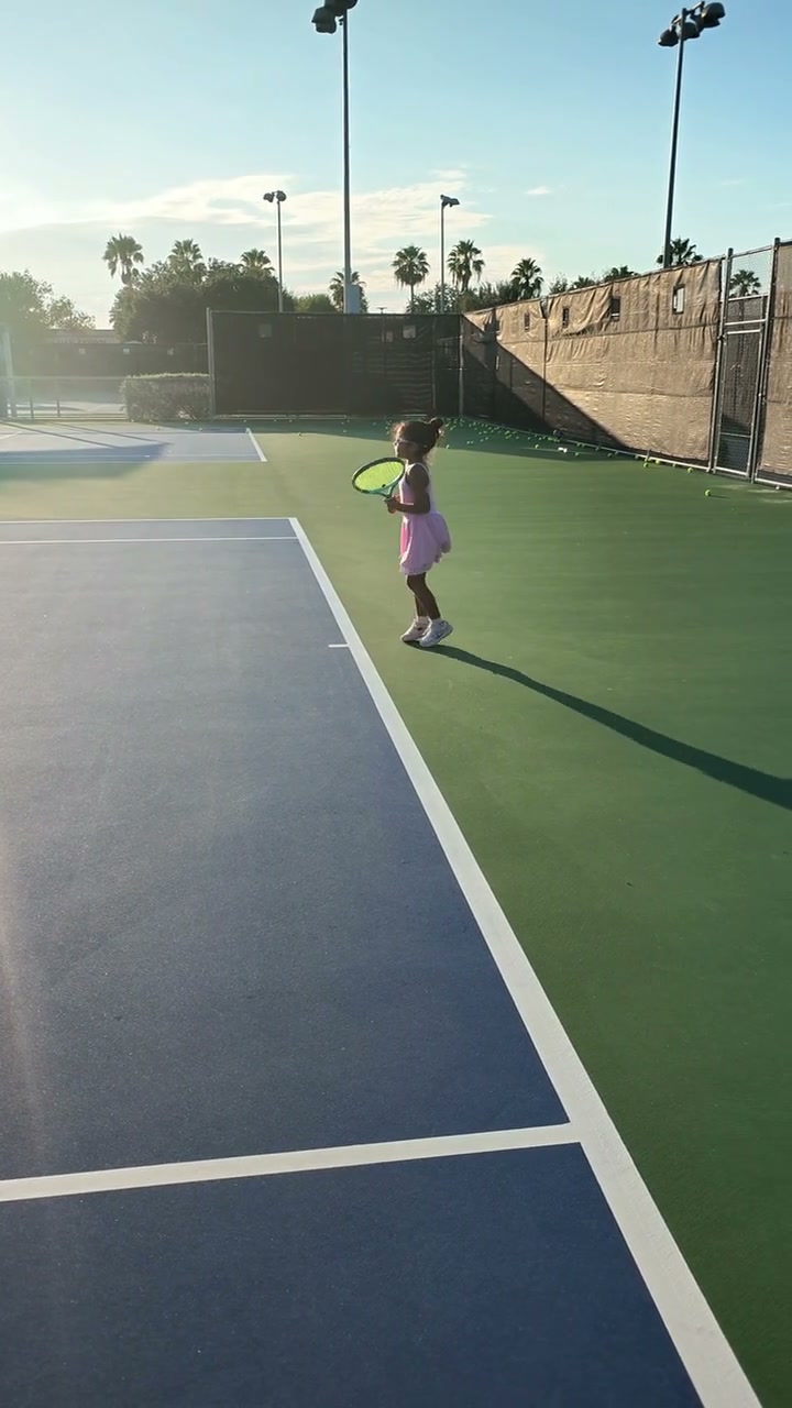 Penny Zee on the tennis court, seen from the sideline